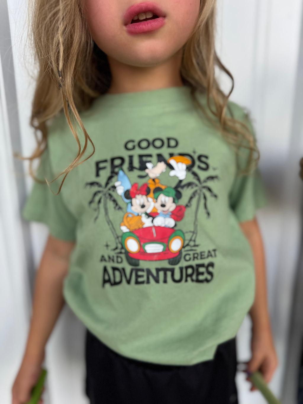 FRIENDS & ADVENTURES TEE